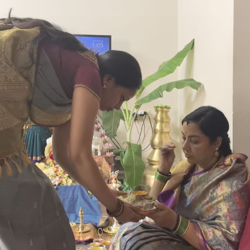 ಗೌರಿ ಗಣೇಶ ಪೂಜೆಯಲ್ಲಿ ನಟಿ ತಾರ ಭಾಗಿ ಆದರು ಮತ್ತು ಮುತ್ತೈದೆ ಇಂದ ಭಾಗಿನ ಸ್ವೀಕರಿಸಿದರು. ತಾರಾ ಅವರು ಕನ್ನಡ ಚಿತ್ರರಂಗದಲ್ಲಿ ಸಾಕಷ್ಟು ಹೆಸರು ಮಾಡಿದ್ದಾರೆ. ವಿವಿಧ ಪಾತ್ರಗಳ ಮೂಲಕ ಅವರು ಮೆಚ್ಚುಗೆ ಪಡೆದಿದ್ದಾರೆ. 