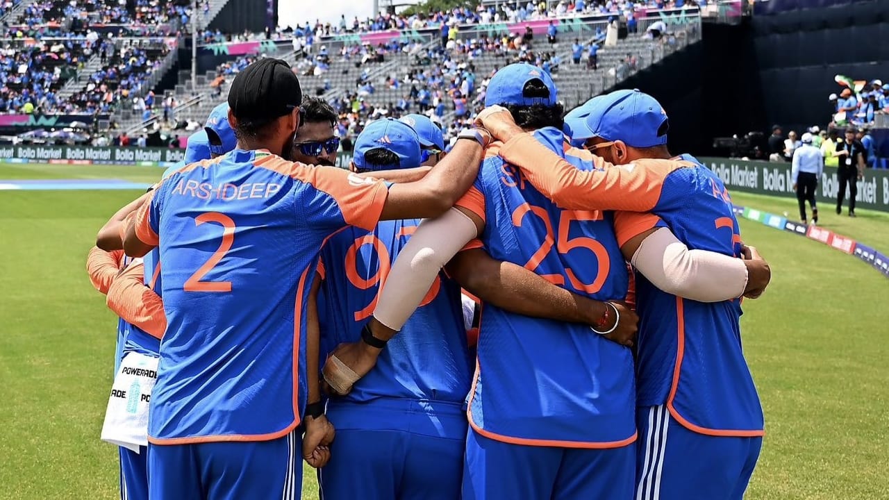 ಆದರೀಗ ಒಂದೇ ವರ್ಷದಲ್ಲಿ ಟೀಮ್ ಇಂಡಿಯಾ ನಾಯಕತ್ವದಲ್ಲಿ ಮಹತ್ವದ ಬದಲಾವಣೆಯಾಗಿದೆ. ಇಲ್ಲಿ ರೋಹಿತ್ ಶರ್ಮಾ ಅವರ ಸ್ಥಾನದಲ್ಲಿ ಸೂರ್ಯಕುಮಾರ್ ಯಾದವ್ ಕಾಣಿಸಿಕೊಂಡಿದ್ದಾರೆ. ಹಾಗೆಯೇ ಹಾರ್ದಿಕ್ ಪಾಂಡ್ಯ ಅವರಿಗಿದ್ದ ಉಪನಾಯಕತ್ವ ಒಂದೇ ವರ್ಷದಲ್ಲಿ ಶುಭ್​ಮನ್ ಗಿಲ್ ಪಾಲಾಗಿದೆ.