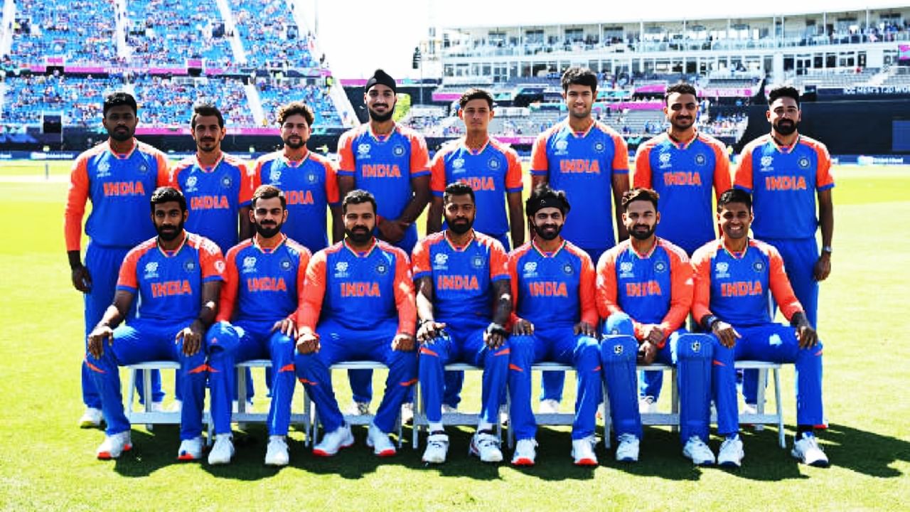 ಟಿ20 ವಿಶ್ವಕಪ್ 2024 ರಲ್ಲಿ ಭಾರತ ತಂಡದ ಪರ ಕಾಣಿಸಿಕೊಂಡ 8 ಆಟಗಾರರು ಮಾತ್ರ ಈ ಬಾರಿಯ ಏಷ್ಯಾಕಪ್ಗೆ ಆಯ್ಕೆಯಾಗಿದ್ದಾರೆ. ಅಂದರೆ 15 ಸದಸ್ಯರುಗಳಲ್ಲಿ 7 ಮಂದಿಗೆ ಈ ಬಾರಿಯ ಏಷ್ಯಾಕಪ್ ತಂಡದಲ್ಲಿ ಸ್ಥಾನ ಲಭಿಸಿಲ್ಲ. ಅದರಂತೆ ಭಾರತ ಟಿ20 ವಿಶ್ವಕಪ್ ತಂಡ ಹಾಗೂ ಏಷ್ಯಾಕಪ್ 2025ರ ತಂಡಗಳಲ್ಲಿ ಸ್ಥಾನ ಪಡೆದಿರುವ ಆಟಗಾರರ ಪಟ್ಟಿ ಈ ಕೆಳಗಿನಂತಿದೆ...