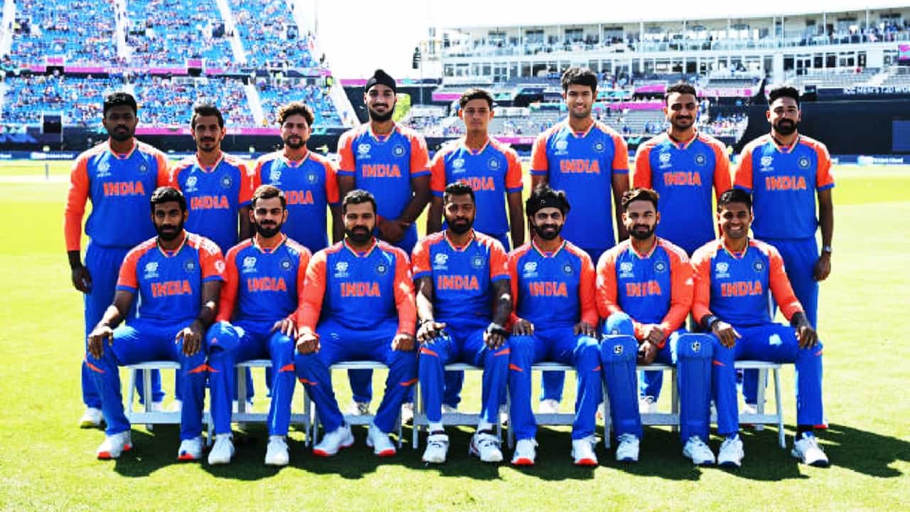 ಟಿ20 ವಿಶ್ವಕಪ್ 2024 ರಲ್ಲಿ ಭಾರತ ತಂಡದ ಪರ ಕಾಣಿಸಿಕೊಂಡ 8 ಆಟಗಾರರು ಮಾತ್ರ ಈ ಬಾರಿಯ ಏಷ್ಯಾಕಪ್ಗೆ ಆಯ್ಕೆಯಾಗಿದ್ದಾರೆ. ಅಂದರೆ 15 ಸದಸ್ಯರುಗಳಲ್ಲಿ 7 ಮಂದಿಗೆ ಈ ಬಾರಿಯ ಏಷ್ಯಾಕಪ್ ತಂಡದಲ್ಲಿ ಸ್ಥಾನ ಲಭಿಸಿಲ್ಲ. ಅದರಂತೆ ಭಾರತ ಟಿ20 ವಿಶ್ವಕಪ್ ತಂಡ ಹಾಗೂ ಏಷ್ಯಾಕಪ್ 2025ರ ತಂಡಗಳಲ್ಲಿ ಸ್ಥಾನ ಪಡೆದಿರುವ ಆಟಗಾರರ ಪಟ್ಟಿ ಈ ಕೆಳಗಿನಂತಿದೆ...