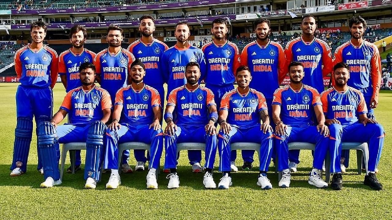 ಬಹುನಿರೀಕ್ಷಿತ ಏಷ್ಯಾಕಪ್ಗೆ ಭಾರತ ತಂಡವನ್ನು ಪ್ರಕಟಿಸಲಾಗಿದೆ. 15 ಸದಸ್ಯರುಗಳ ಈ ತಂಡಕ್ಕೆ ಸೂರ್ಯಕುಮಾರ್ ಯಾದವ್ ನಾಯಕನಾಗಿ ಆಯ್ಕೆಯಾದರೆ, ಉಪನಾಯಕನಾಗಿ ಶುಭ್ಮನ್ ಗಿಲ್ ಕಾಣಿಸಿಕೊಳ್ಳಲಿದ್ದಾರೆ. ಇನ್ನು 15 ಸದಸ್ಯರುಗಳ ಜೊತೆಗೆ ಐವರು ಹೆಚ್ಚುವರಿ ಆಟಗಾರರನ್ನು ಸಹ ಆಯ್ಕೆ ಮಾಡಲಾಗಿದೆ.