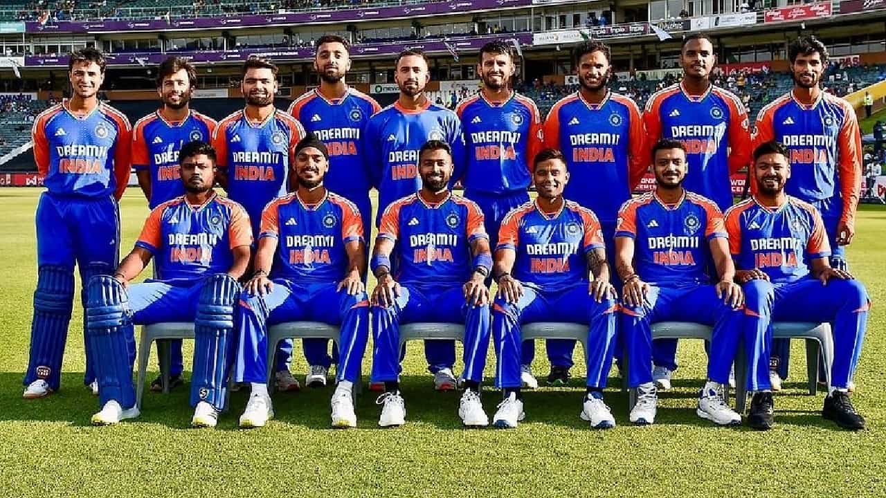 ಬಹುನಿರೀಕ್ಷಿತ ಏಷ್ಯಾಕಪ್ಗೆ ಭಾರತ ತಂಡವನ್ನು ಪ್ರಕಟಿಸಲಾಗಿದೆ. 15 ಸದಸ್ಯರುಗಳ ಈ ತಂಡಕ್ಕೆ ಸೂರ್ಯಕುಮಾರ್ ಯಾದವ್ ನಾಯಕನಾಗಿ ಆಯ್ಕೆಯಾದರೆ, ಉಪನಾಯಕನಾಗಿ ಶುಭ್ಮನ್ ಗಿಲ್ ಕಾಣಿಸಿಕೊಳ್ಳಲಿದ್ದಾರೆ. ಇನ್ನು 15 ಸದಸ್ಯರುಗಳ ಜೊತೆಗೆ ಐವರು ಹೆಚ್ಚುವರಿ ಆಟಗಾರರನ್ನು ಸಹ ಆಯ್ಕೆ ಮಾಡಲಾಗಿದೆ.