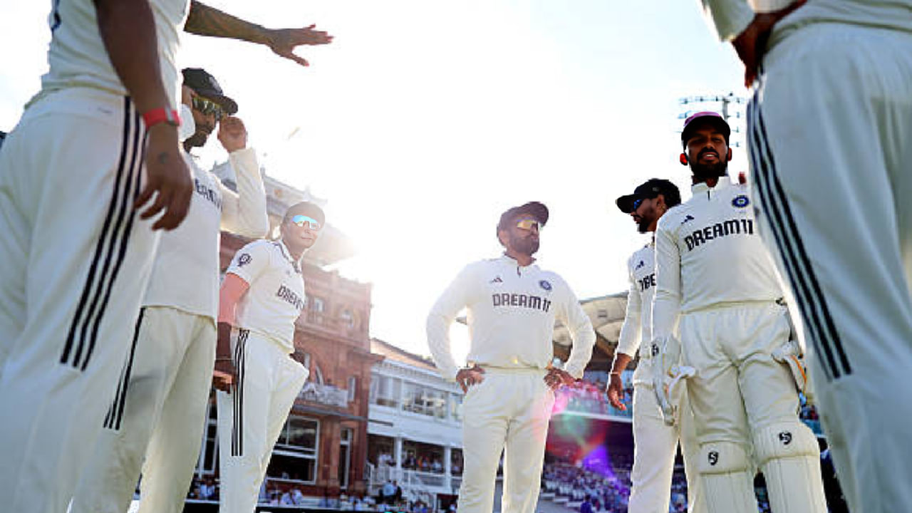 ಹೌದು, ಟೆಸ್ಟ್ ಕ್ರಿಕೆಟ್ ಇತಿಹಾಸದಲ್ಲೇ ಟೀಮ್ ಇಂಡಿಯಾ ಇದೇ ಮೊದಲ ಬಾರಿಗೆ ಸರಣಿವೊಂದರಲ್ಲಿ 3500+ ರನ್ ಕಲೆಹಾಕಿದೆ. ಅಂದರೆ 5 ಪಂದ್ಯಗಳ ಮೂಲಕ ಭಾರತೀಯ ಬ್ಯಾಟರ್ಗಳು ಕಲೆಹಾಕಿದ ಒಟ್ಟು ಸ್ಕೋರ್ ಬರೋಬ್ಬರಿ 3809 ರನ್ಗಳು. ಈ ಮೂಲಕ 1979 ರಲ್ಲಿ ನಿರ್ಮಾಣವಾಗಿದ್ದ ದಾಖಲೆಯನ್ನು ಅಳಿಸಿ ಹಾಕಿದ್ದಾರೆ.