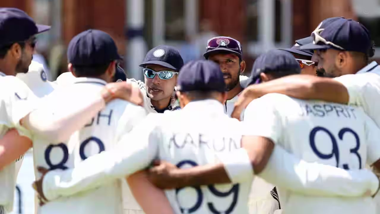 1979 ರಲ್ಲಿ ವೆಸ್ಟ್ ಇಂಡೀಸ್ ವಿರುದ್ಧದ ಸರಣಿಯಲ್ಲಿ ಟೀಮ್ ಇಂಡಿಯಾ 3270 ರನ್ ಕಲೆಹಾಕಿದ್ದರು. ಆದರೆ ಅದು 6 ಪಂದ್ಯಗಳ ಸರಣಿಯಾಗಿತ್ತು. ಈ ಬಾರಿ ಟೀಮ್ ಇಂಡಿಯಾ 5 ಪಂದ್ಯಗಳ ಸರಣಿಯ ಮೂಲಕ ಒಟ್ಟು 3809 ರನ್ಗಳನ್ನು ಕಲೆಹಾಕಿದ್ದಾರೆ. ಈ ಮೂಲಕ ಟೆಸ್ಟ್ ಇತಿಹಾಸದಲ್ಲಿ ಸರಣಿವೊಂದರಲ್ಲಿ 3800+ ರನ್ ಕಲೆಹಾಕಿದ ವಿಶ್ವದ 2ನೇ ತಂಡ ಎನಿಸಿಕೊಂಡಿದೆ.