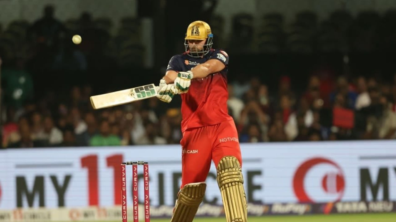 ಇನ್ನು ಎರಡನೇ ಸ್ಥಾನದಲ್ಲಿರುವ ಆಂಡ್ರೆ ರಸೆಲ್ ಈ ದಶಕದಲ್ಲಿ 358 ಸಿಕ್ಸರ್ಗಳನ್ನು ಸಿಡಿಸಿದ್ದಾರೆ. ಮೂರನೇ ಸ್ಥಾನದಲ್ಲಿರುವ ಆಸ್ಟ್ರೇಲಿಯಾದ ಟಿಮ್ ಡೇವಿಡ್ ಆಡಿರುವ 247 ಇನ್ನಿಂಗ್ಸ್ಗಳಲ್ಲಿ 348 ಸಿಕ್ಸರ್ಗಳನ್ನು ಬಾರಿಸಿದ್ದಾರೆ. ನಾಲ್ಕನೇ ಸ್ಥಾನದಲ್ಲಿ ಲಿಯಾಮ್ ಲಿವಿಂಗ್ಸ್ಟೋನ್ ಇದ್ದು ಅವರು ಇದುವರೆಗೆ 344 ಸಿಕ್ಸರ್ಗಳನ್ನು ಬಾರಿಸಿದ್ದಾರೆ.