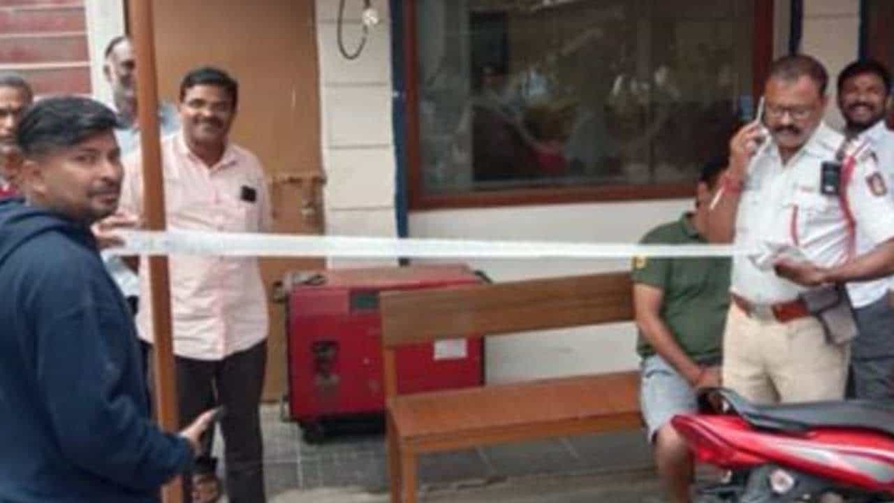 ನೂರು ಟ್ರಾಫಿಕ್ ಕೇಸ್: ಬೈಕ್ ಬಾಳುವ ಬೆಲೆಯಷ್ಟೇ ಶೇ 50 ಆಫರ್ನಲ್ಲಿ ದಂಡ ಕಟ್ಟಿದ ಮಾಲೀಕ, ಎಷ್ಟು ಗೊತ್ತಾ? ನೂರು ಟ್ರಾಫಿಕ್ ಕೇಸ್: ಬೈಕ್ ಬಾಳುವ ಬೆಲೆಯಷ್ಟೇ ಶೇ 50 ಆಫರ್ನಲ್ಲಿ ದಂಡ ಕಟ್ಟಿದ ಮಾಲೀಕ, ಎಷ್ಟು ಗೊತ್ತಾ?