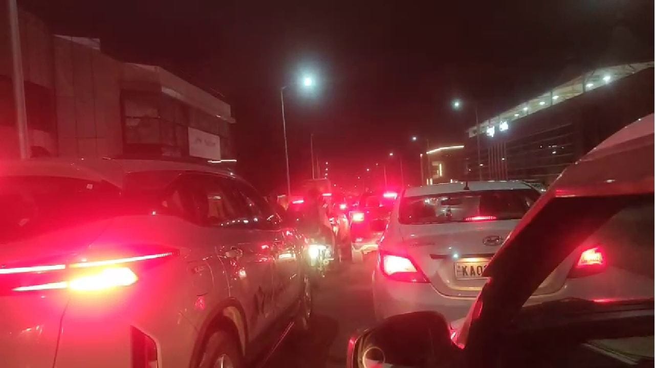 ಸಾಲು ಸಾಲು ರಜೆ: ಊರುಗಳಿಗೆ ತೆರಳುತ್ತಿರುವ ಜನ, ಬೆಂಗಳೂರಿನಲ್ಲಿ ಟ್ರಾಫಿಕ್ ಜಾಮ್​