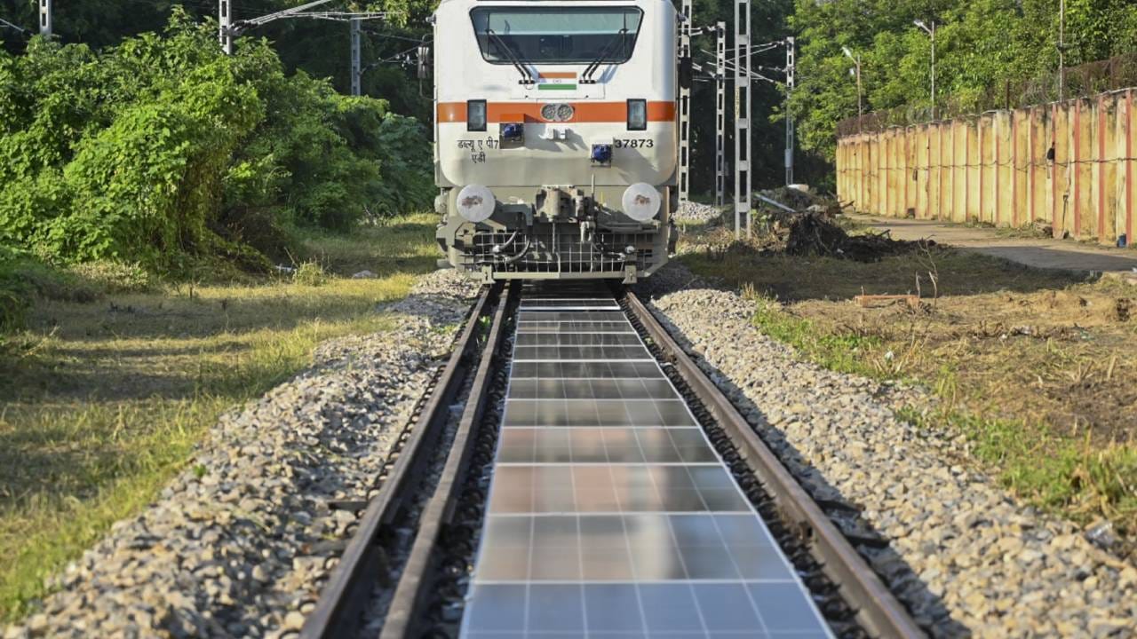 ಭಾರತದಲ್ಲಿ ಮೊದಲ ಬಾರಿಗೆ ರೈಲು ಹಳಿ ಮೂಲಕ ಸೌರ ವಿದ್ಯುತ್ ಉತ್ಪಾದನೆ; ಪೂರ್ಣ ನವೀಕರಣ ಇಂಧನದತ್ತ ರೈಲ್ವೇಸ್