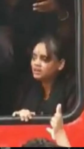 ರೈಲಿನೊಳಗೆ ಉಸಿರಾಡಲಾಗದೆ ಪರದಾಡಿದ ಯುವತಿ; ನಗುತ್ತಾ ವಿಡಿಯೋ ಮಾಡಿದ ಜನ!