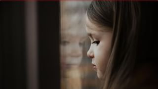 Video: ನಿಮ್ಮ ಅಪ್ಪ ಸೂಪರ್ ಮ್ಯಾನಾ ಎಂದು ಕೇಳಿದ ಶಿಕ್ಷಕರು, ಕೈ ಮೇಲೆತ್ತಿ ಅಪ್ಪನನ್ನು ಬಿಟ್ಟು ಕೊಡದ ಪುಟಾಣಿಗಳು