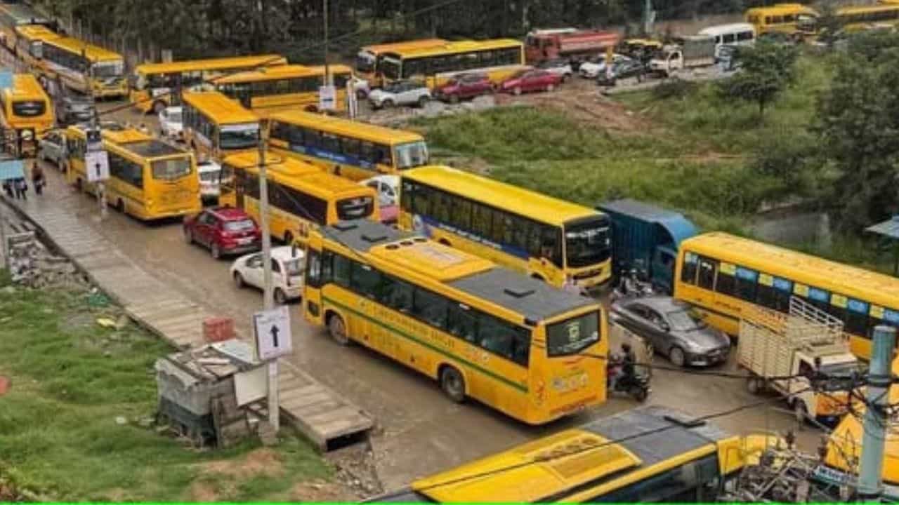 Viral: ರಸ್ತೆ ಕಾಮಗಾರಿ ವಿಳಂಬ, ಟ್ರಾಫಿಕ್ ಜಾಮ್ ಹೆಚ್ಚಳ, ಶಾಲೆಗೆ ಹೋಗಲು ಬೆಂಗಳೂರಿನ ಶಾಲಾ ಮಕ್ಕಳ ಪರದಾಟ