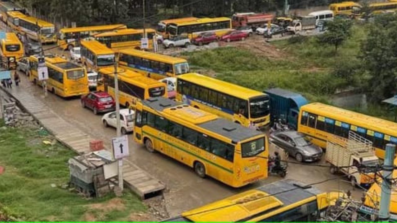 Viral: ರಸ್ತೆ ಕಾಮಗಾರಿ ವಿಳಂಬ, ಟ್ರಾಫಿಕ್ ಜಾಮ್ ಹೆಚ್ಚಳ, ಶಾಲೆಗೆ ಹೋಗಲು ಬೆಂಗಳೂರಿನ ಶಾಲಾ ಮಕ್ಕಳ ಪರದಾಟ Viral: ರಸ್ತೆ ಕಾಮಗಾರಿ ವಿಳಂಬ, ಟ್ರಾಫಿಕ್ ಜಾಮ್ ಹೆಚ್ಚಳ, ಶಾಲೆಗೆ ಹೋಗಲು ಬೆಂಗಳೂರಿನ ಶಾಲಾ ಮಕ್ಕಳ ಪರದಾಟ