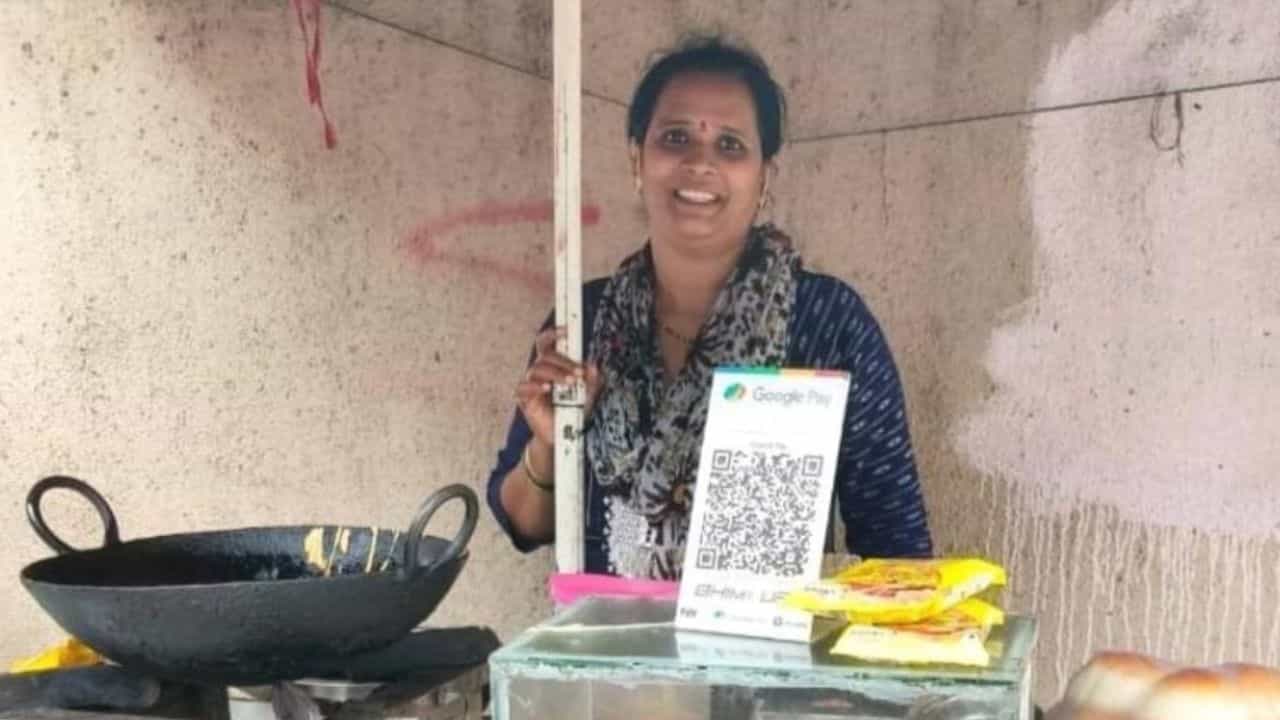 Viral: ಸತತ 11 ವರ್ಷಗಳಿಂದ ವಡಾ ಪಾವ್ ಮಾರಿ ಜೀವನ ಸಾಗಿಸುತ್ತಿರುವ ಯಶಸ್ವಿ ಮಹಿಳೆಯ ಕಥೆಯಿದು