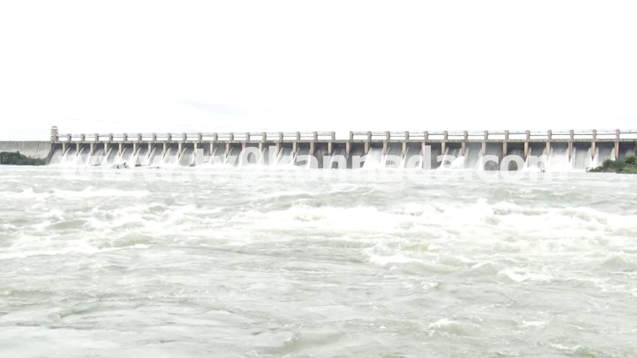 ತುಂಗಭದ್ರಾ ಜಲಾಶಯದಿಂದ ಭಾರಿ ಪ್ರಮಾಣದಲ್ಲಿ​ ನೀರು ಬಿಡುಗಡೆ