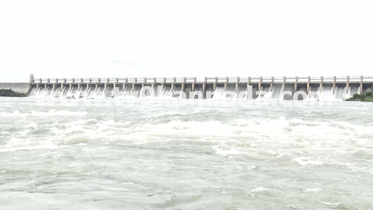 ತುಂಗಭದ್ರಾ ಜಲಾಶಯದಿಂದ ಭಾರಿ ಪ್ರಮಾಣದಲ್ಲಿ ನೀರು ಬಿಡುಗಡೆ ತುಂಗಭದ್ರಾ ಜಲಾಶಯದಿಂದ ಭಾರಿ ಪ್ರಮಾಣದಲ್ಲಿ ನೀರು ಬಿಡುಗಡೆ