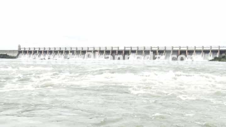 ತುಂಗಭದ್ರಾ ಜಲಾಶಯದಿಂದ ಭಾರಿ ಪ್ರಮಾಣದಲ್ಲಿ ನೀರು ಬಿಡುಗಡೆ ತುಂಗಭದ್ರಾ ಜಲಾಶಯದಿಂದ ಭಾರಿ ಪ್ರಮಾಣದಲ್ಲಿ ನೀರು ಬಿಡುಗಡೆ