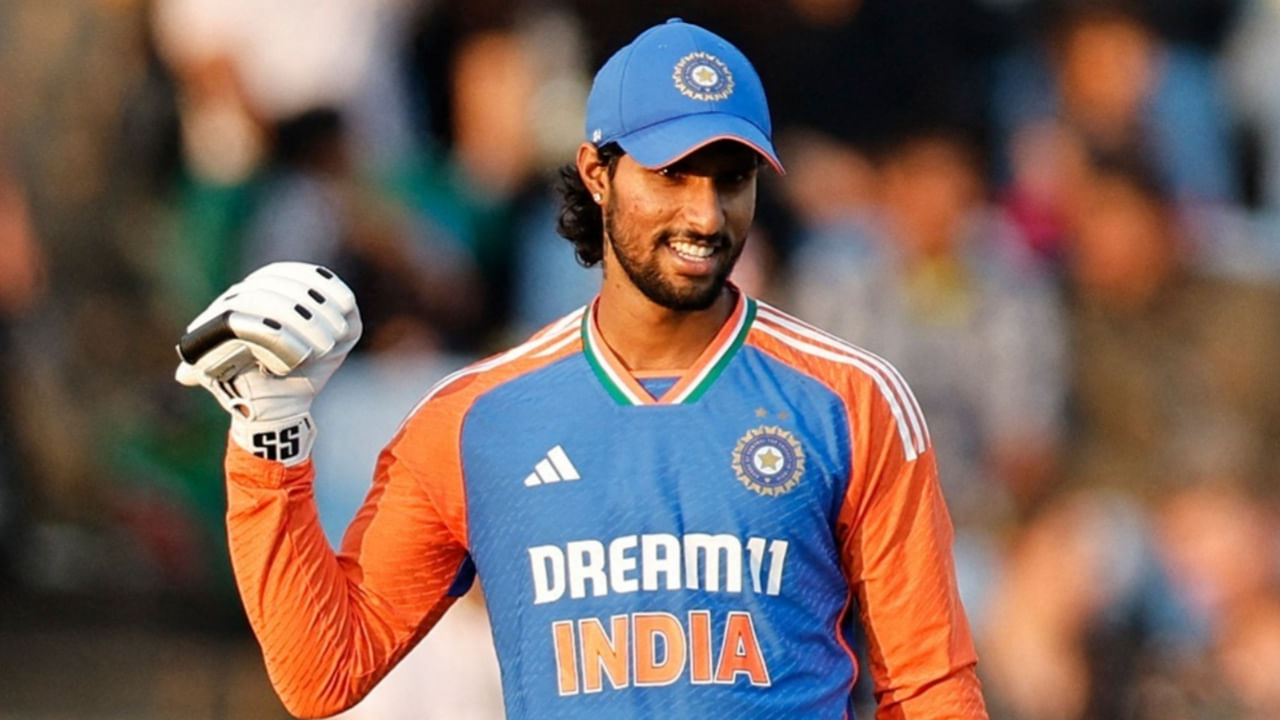 ಇನ್ನು ಮೂರನೇ ಕ್ರಮಾಂಕದಲ್ಲಿ ಯುವ ಎಡಗೈ ಬ್ಯಾಟರ್ ತಿಲಕ್ ವರ್ಮಾ ಕಾಣಿಸಿಕೊಳ್ಳಲಿದ್ದಾರೆ. ಇಂಗ್ಲೆಂಡ್ ಹಾಗೂ ಸೌತ್ ಆಫ್ರಿಕಾ ವಿರುದ್ಧದ ಟಿ20 ಸರಣಿಯಲ್ಲಿ ಮೂರನೇ ಕ್ರಮಾಂಕದಲ್ಲಿ ಅತ್ಯುತ್ತಮ ಪ್ರದರ್ಶನ ನೀಡಿರುವ ತಿಲಕ್ ವರ್ಮಾ ಅವರನ್ನು ಏಷ್ಯಾಕಪ್​ನಲ್ಲೂ ಒನ್​ ಡೌನ್​ನಲ್ಲಿ ಕಣಕ್ಕಿಳಿಸುವ ಸಾಧ್ಯತೆಯಿದೆ.