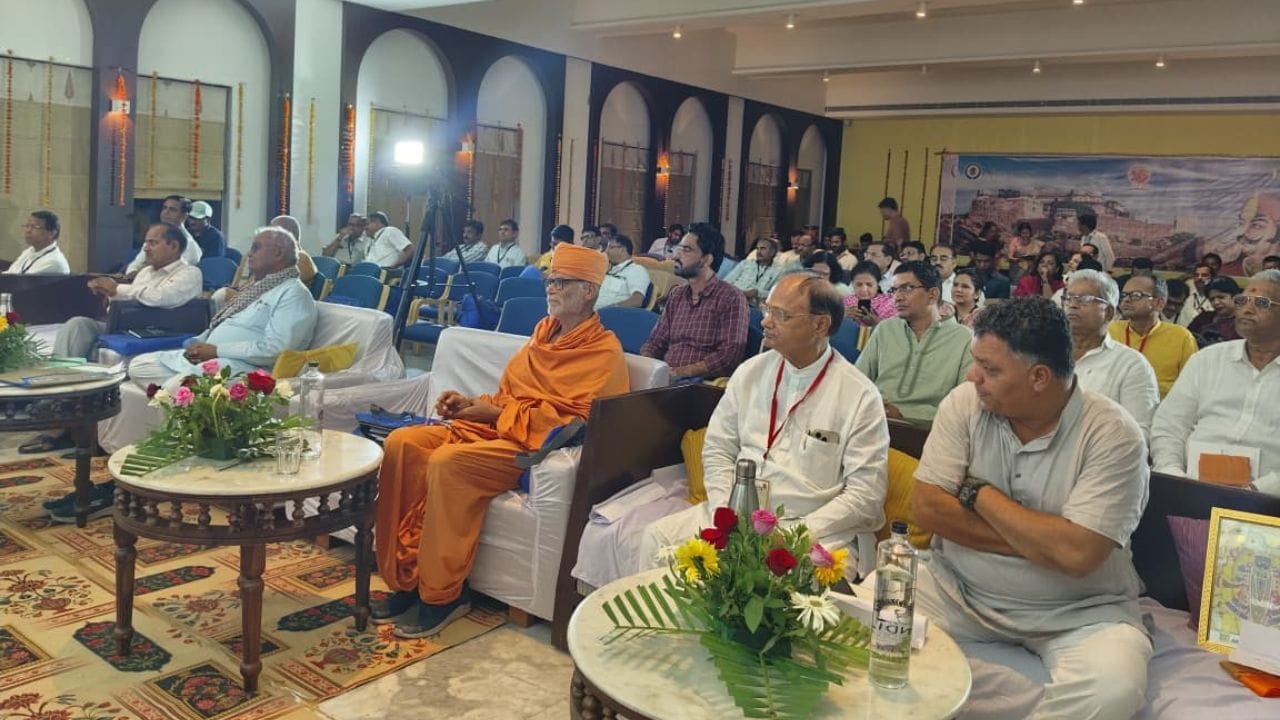 ಶಿಕ್ಷಣ ಸಚಿವರೊಂದಿಗೆ, ಶ್ರೀ ವಿಶ್ವ ಮೋಹನ್ ಶರ್ಮಾ (ಐಎಎಸ್), ಶ್ರೀ ಹರೀಶ್ ಲಡ್ಡಾ (ಜಂಟಿ ಆಡಳಿತ ಕಾರ್ಯದರ್ಶಿ, ಐಎಎಸ್), ಶ್ರೀ ಸುರೇಂದ್ರ ಸಿಂಗ್ ರಾಥೋಡ್ (ಶಾಸಕರು, ಕುಂಭಾಲ್‌ಗಢ), ಶ್ರೀ ಆರ್.ಆರ್. ವ್ಯಾಸ್ (ಕಾರ್ಯದರ್ಶಿ, ಗುಜರಾತ್ ಮಾಧ್ಯಮಿಕ ಶಿಕ್ಷಣ ಮಂಡಳಿ), ಡಾ. ಕರ್ನೈಲ್ ಸಿಂಗ್ (ಹೆಚ್ಚುವರಿ ನಿರ್ದೇಶಕ), ಶ್ರೀ ಪವನ್ ಜೈಮಿನ್ (ಜಂಟಿ ಕಾರ್ಯದರ್ಶಿ - ಕಂದಾಯ, ಐಎಎಸ್) ಭಾಗವಹಿಸಿದ್ದರು.
