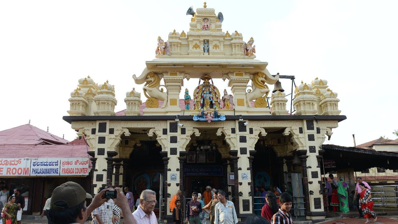 ಉಡುಪಿ ಕೃಷ್ಣ ಮಠ: ದಕ್ಷಿಣ ಭಾರತದಲ್ಲಿನ ಕೃಷ್ಣ ದೇವಾಲಯಗಳ ಪೈಕಿ ಉಡುಪಿಯ ಕೃಷ್ಣ ಮಠ ಪ್ರಮುಖವಾದುದು. 13 ನೇ ಶತಮಾನದಲ್ಲಿ ವೈಷ್ಣವ ಸಂತರಾದ ಶ್ರೀ ಮಧ್ವಾಚಾರ್ಯರು ಸ್ಥಾಪಿಸಿದ ಈ ಸುಂದರ ಕಡಗೋಲು ಕೃಷ್ಣ ದೇವಾಲಯಕ್ಕೆ  ಕೃಷ್ಣ ಜನ್ಮಾಷ್ಟಮಿಯ ದಿನ ನೀವು ಭೇಟಿ ನೀಡಬಹುದು. 