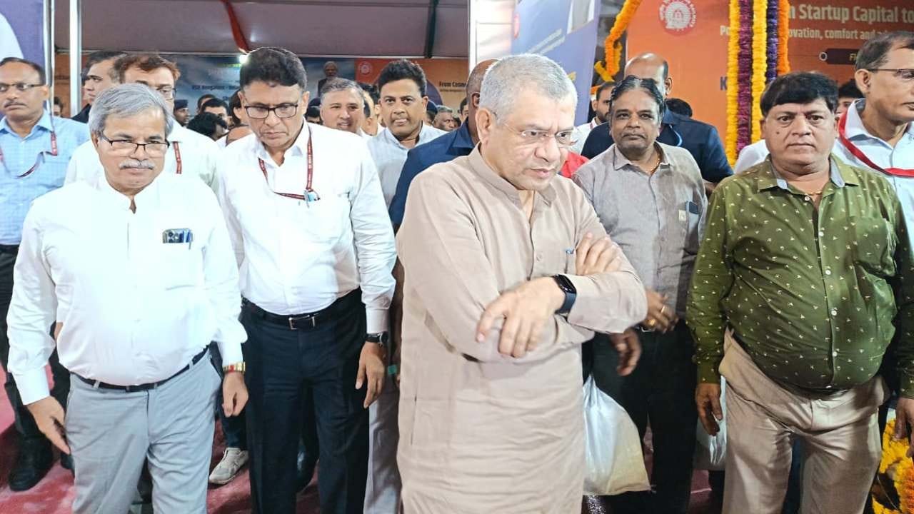 ಇಂದು ಪ್ರಧಾನಿ ನರೇಂದ್ರ ಮೋದಿ ಮೆಟ್ರೋ ಹಳದಿ ಮಾರ್ಗ ಉದ್ಘಾಟನೆ ಜೊತೆಗೆ ಮೂರು ವಂದೇ ಭಾರತ್ ರೈಲುಗಳಿಗೆ ಚಾಲನೆ ನೀಡಲಿದ್ದಾರೆ. ಹೀಗಾಗಿ ಪ್ರಧಾನಿ ಮೋದಿ ಆಗಮನಕ್ಕೂ ಮುನ್ನ ಶನಿವಾರ ಮಧ್ಯರಾತ್ರಿ ಸಂಗೊಳ್ಳಿ ರಾಯಣ್ಣ ರೈಲ್ವೆ ನಿಲ್ದಾಣಕ್ಕೆ ಭೇಟಿ ನೀಡಿದ ಕೇಂದ್ರ ರೈಲ್ವೆ ಸಚಿವ ಅಶ್ವಿನಿ ವೈಷ್ಣವ್, ಎಲ್ಲಾ ಸಿದ್ಧತೆಗಳನ್ನ ಪರಿಶೀಲನೆ ಮಾಡಿದರು.