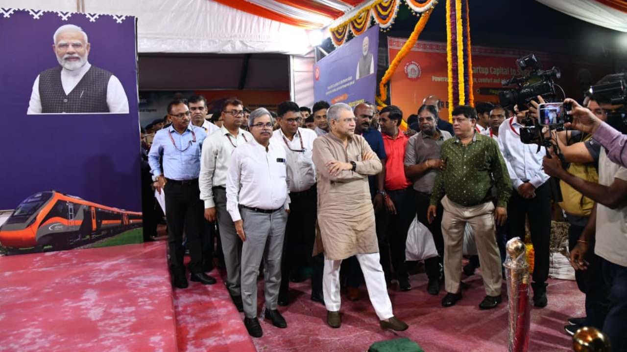 ಬೆಂಗಳೂರು ದೇಶದಲ್ಲೇ ಒಂದು ಪ್ರಮುಖ ಮಾಹಿತಿ ತಂತ್ರಜ್ಞಾನದ ನಗರವಾಗಿದೆ. ಪ್ರಧಾನಿ ಮೋದಿ ಅವರ ಆಶಯದಂತೆ ಮೆಟ್ರೊ ಸೇವೆ ವಿಸ್ತರಿಸುತ್ತಿರುವುದು ಸಂತಸದ ಸಂಗತಿ. ಇದರಿಂದ ಇಲ್ಲಿನ ನಾಗರಿಕರಿಗೆ ಸುಲಲಿತ, ವೇಗವಾಗಿ ಸಂಪರ್ಕ ಸಾಧಿಸಲು ಅನುಕೂಲವಾಗಲಿದೆ ಎಂದು ಸಚಿವ ಅಶ್ವಿನಿ ವೈಷ್ಣವ್‌ ಹೇಳಿದರು.
