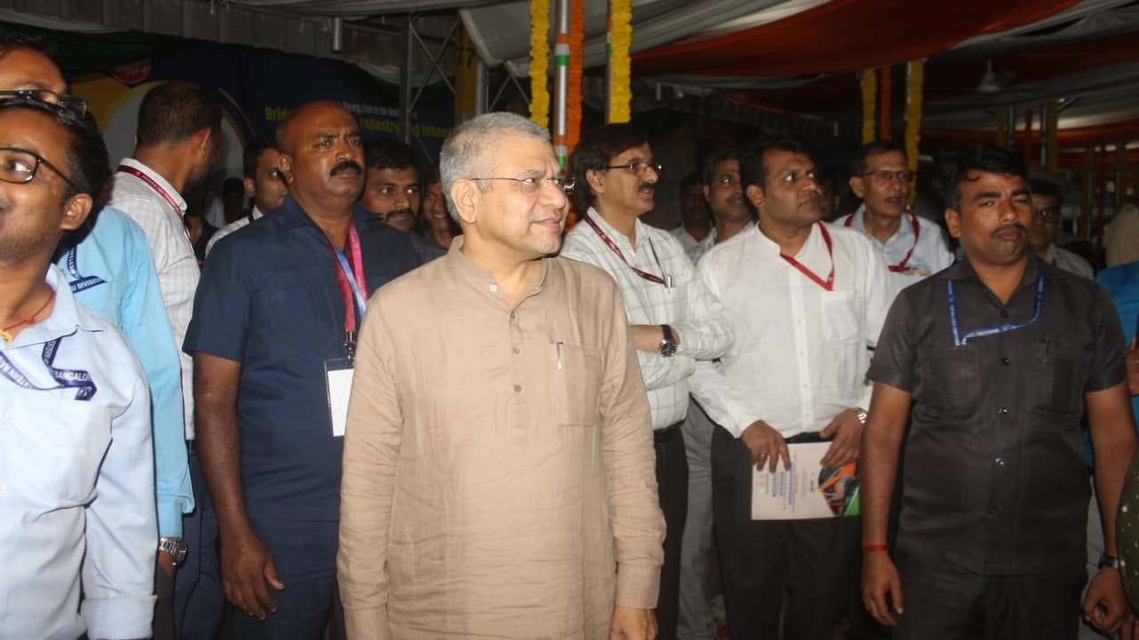 ಕರ್ನಾಟಕದಲ್ಲಿ ರೈಲ್ವೆ ಕ್ಷೇತ್ರದ ಅಭ್ಯುದಯಕ್ಕಾಗಿ 7564 ಕೋಟಿ ರೂ. ಅನುದಾನವನ್ನು ಒದಗಿಸಲಾಗಿದೆ. ಹಾಸನ-ಬೆಂಗಳೂರು, ಶಿವಾನಿ-ಬೀರೂರು, ಹೊಸದುರ್ಗ-ಚಿಕ್ಕಜಾಜೂರು ಮಾರ್ಗಗಳ ನಡುವಿನ ಡಬ್ಲಿಂಗ್ ಕಾರ್ಯವನ್ನು ಪೂರ್ಣಗೊಳಿಸಲಾಗಿದೆ. ತುಮಕೂರು-ಚಿತ್ರದುರ್ಗ ನಡುವಿನ ನೇರ ರೈಲು ಮಾರ್ಗ ಕಾಮಗಾರಿ ಸೇರಿದಂತೆ ಹಲವು ಯೋಜನೆಗಳು ಪ್ರಗತಿಯಲ್ಲಿದ್ದು, ಸಂಪರ್ಕದ ಹೊಸ ಶಕೆ ಆರಂಭವಾಗಿದೆ ಎಂದು ತಿಳಿಸಿದ್ದಾರೆ. 
