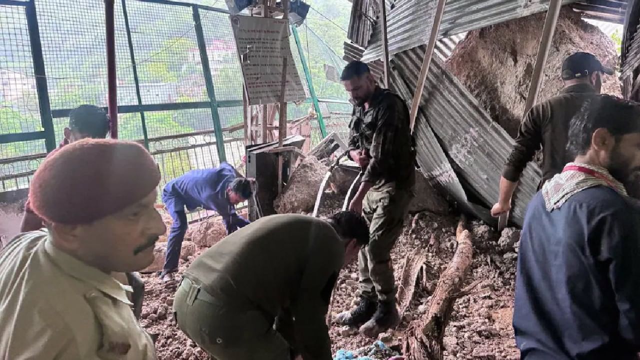 ಭಾರೀ ಮಳೆಯಿಂದ ವೈಷ್ಣೋ ದೇವಿ ಯಾತ್ರೆ ಮಾರ್ಗದಲ್ಲಿ ಭೂಕುಸಿತ; 8 ಜನ ಸಾವು, 14 ಜನರಿಗೆ ಗಾಯ ಭಾರೀ ಮಳೆಯಿಂದ ವೈಷ್ಣೋ ದೇವಿ ಯಾತ್ರೆ ಮಾರ್ಗದಲ್ಲಿ ಭೂಕುಸಿತ; 8 ಜನ ಸಾವು, 14 ಜನರಿಗೆ ಗಾಯ