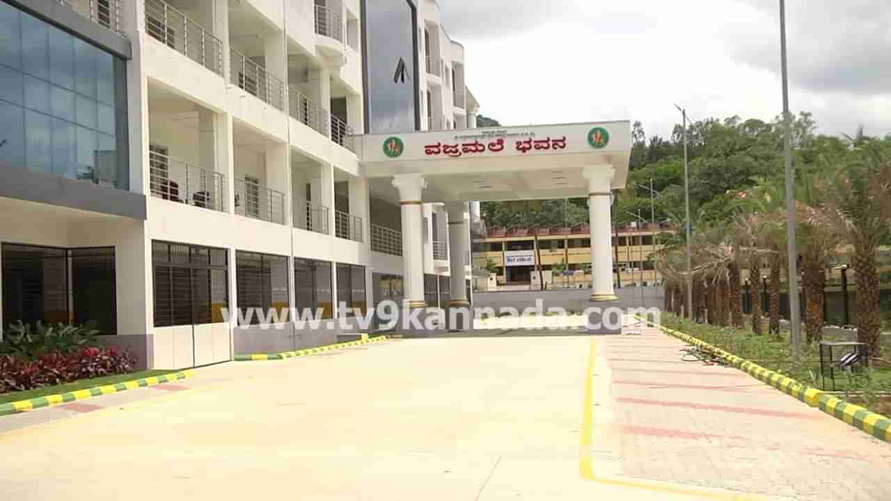 ಮಲೆಮಹದೇಶ್ವರ ಬೆಟ್ಟ: ಸಿಎಂ ಸಿದ್ದರಾಮಯ್ಯ ಉದ್ಘಾಟಿಸಿದ್ದರೂ ಮಾದಪ್ಪನ ಭಕ್ತರ ಬಳಕೆಗೆ ಸಿಗದ ವಜ್ರಮಲೆ ಭವನ