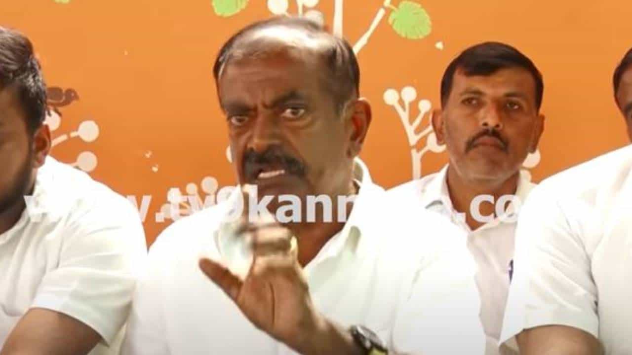 ನಂಬಿದವರನ್ನು ರಾಜಣ್ಣ ಯಾವತ್ತೂ ಕೈಬಿಟ್ಟಿಲ್ಲ, ಸಿದ್ದರಾಮಯ್ಯ ಕೂಡ ತಮ್ಮ ಶಿಷ್ಯನ ರಕ್ಷಣೆಗೆ ನಿಲ್ಲಬೇಕು: ವಾಲ್ಮೀಕಿ ಸಮುದಾಯ ಮುಖಂಡ ನಂಬಿದವರನ್ನು ರಾಜಣ್ಣ ಯಾವತ್ತೂ ಕೈಬಿಟ್ಟಿಲ್ಲ, ಸಿದ್ದರಾಮಯ್ಯ ಕೂಡ ತಮ್ಮ ಶಿಷ್ಯನ ರಕ್ಷಣೆಗೆ ನಿಲ್ಲಬೇಕು: ವಾಲ್ಮೀಕಿ ಸಮುದಾಯ ಮುಖಂಡ