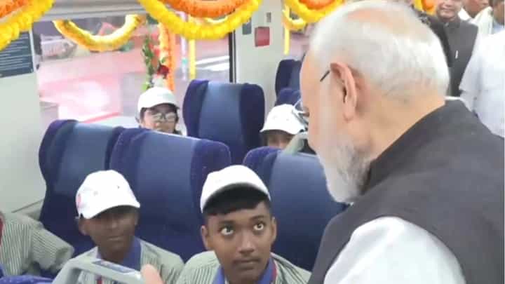 ವಂದೇ ಭಾರತ್ ರೈಲಿನಲ್ಲಿ ಮಕ್ಕಳೊಂದಿಗೆ ಮೋದಿ ಸಂವಾದ: ವಿಡಿಯೋ ನೋಡಿ ವಂದೇ ಭಾರತ್ ರೈಲಿನಲ್ಲಿ ಮಕ್ಕಳೊಂದಿಗೆ ಮೋದಿ ಸಂವಾದ: ವಿಡಿಯೋ ನೋಡಿ