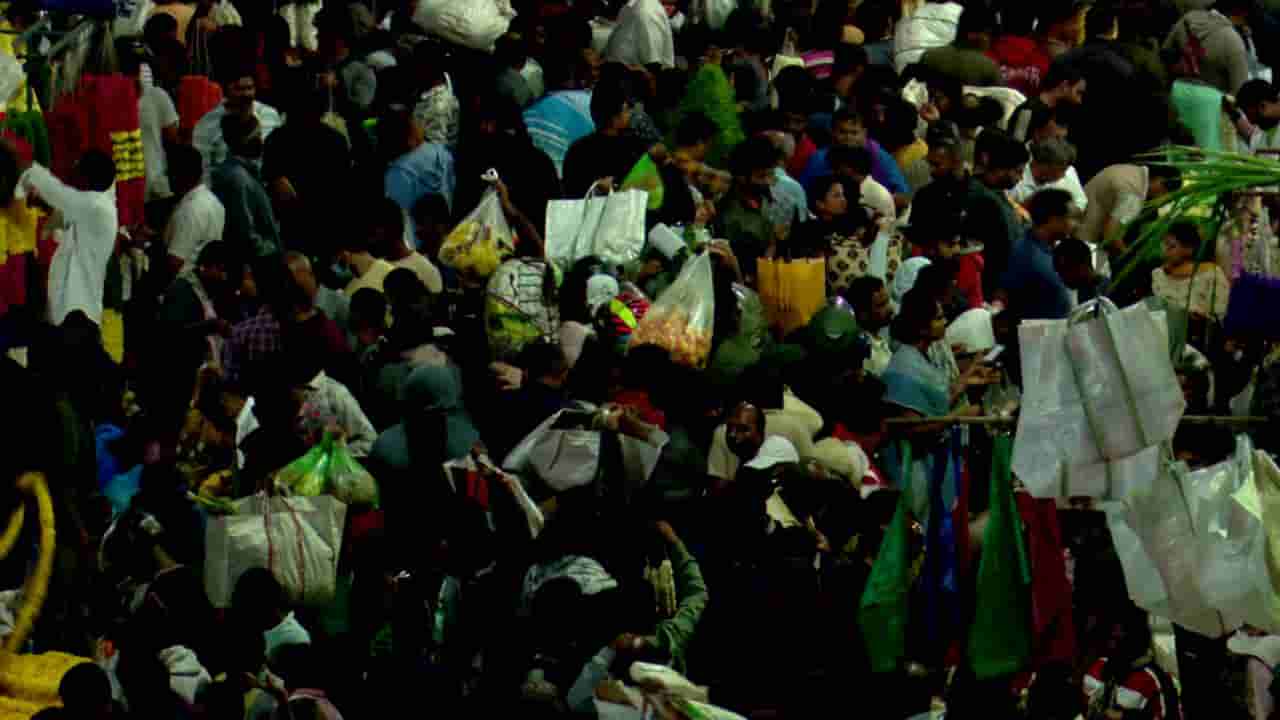 ವರಮಹಾಲಕ್ಷ್ಮೀ ಹಬ್ಬದ ಸಂಭ್ರಮ: ಹೂವು, ಹಣ್ಣುಗಳ ಬೆಲೆ ಹೆಚ್ಚಳ ಮಧ್ಯೆ ಖರೀದಿಗೆ ಮುಗಿಬಿದ್ದ ಜನ