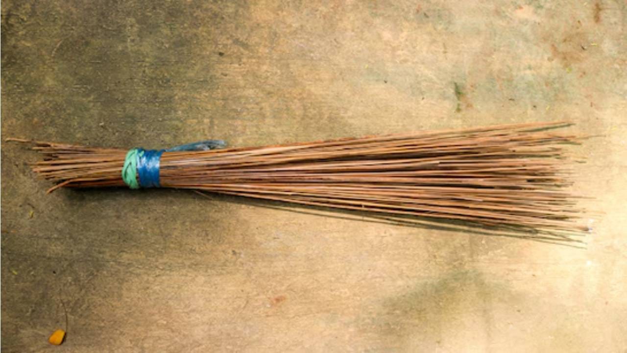 Vasthu Shastra: ಮನೆಗೆ ಹೊಸ ಪೊರಕೆ ತರುತ್ತಿದ್ದರೆ ಈ ನಿಯಮ ಪಾಲಿಸಿ, ಇಲ್ಲದಿದ್ದರೆ ನೀವು ಲಕ್ಷ್ಮಿ ದೇವಿಯ ಕೋಪಕ್ಕೆ ಗುರಿಯಾಗಬಹುದು!