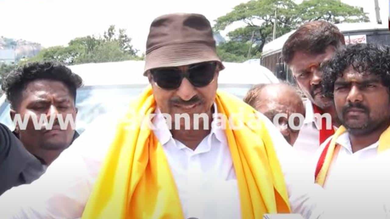 Karnataka Transport Strike; ಮುಷ್ಕರ ನಡೆಸುತ್ತಿರುವ ಸಾರಿಗೆ ನೌಕರರ ಪರ ಬ್ಯಾಟ್ ಬೀಸಿದ ವಾಟಾಳ್ ನಾಗರಾಜ್ Karnataka Transport Strike; ಮುಷ್ಕರ ನಡೆಸುತ್ತಿರುವ ಸಾರಿಗೆ ನೌಕರರ ಪರ ಬ್ಯಾಟ್ ಬೀಸಿದ ವಾಟಾಳ್ ನಾಗರಾಜ್
