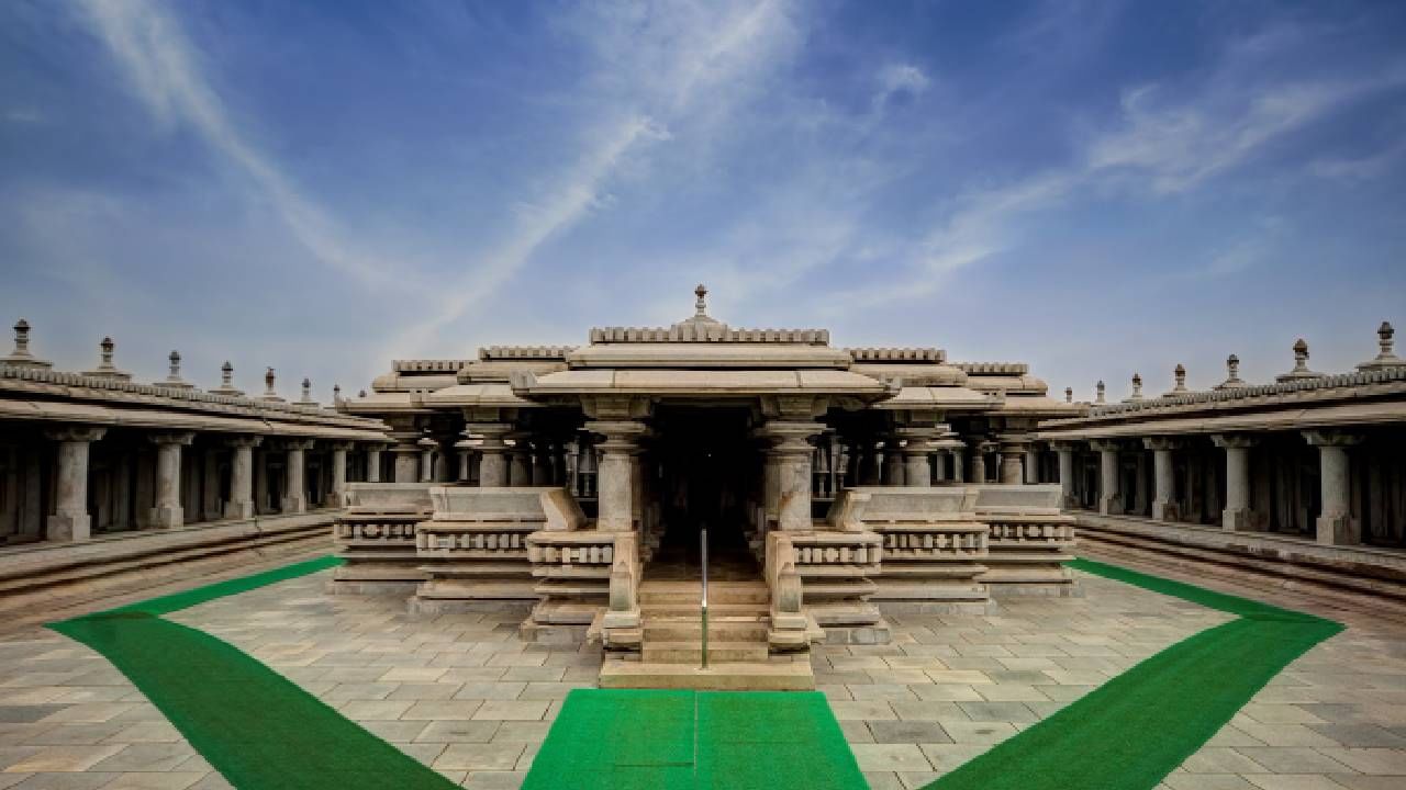 ವೇಣುಗೋಪಾಲ ಸ್ವಾಮಿ ದೇವಸ್ಥಾನ, ಮೈಸೂರು: ಕರ್ನಾಟಕದ ಪ್ರಮುಖ ಕೃಷ್ಣ ದೇಗುಲಗಳ ಪೈಕಿ ಮೈಸೂರಿನ ವೇಣು ಗೋಪಾಲ ಸ್ವಾಮಿ ದೇವಾಲಯ ಕೂಡ ಒಂದು. ಕೆಆರ್‌ಎಸ್‌ ಹಿನ್ನೀರಿನಲ್ಲಿ ನೆಲೆಗೊಂಡಿರುವ ಈ ಸುಂದರ ದೇವಾಲಯವನ್ನು 12 ನೇ ಶತಮಾನದಲ್ಲಿ ನಿರ್ಮಿಸಲಾಗಿದ್ದು, ಇದು ಮೈಸೂರಿನ ಅತ್ಯಂತ ಹಳೆಯ ದೇವಾಲಯಗಳಲ್ಲಿ ಒಂದಾಗಿದೆ. 