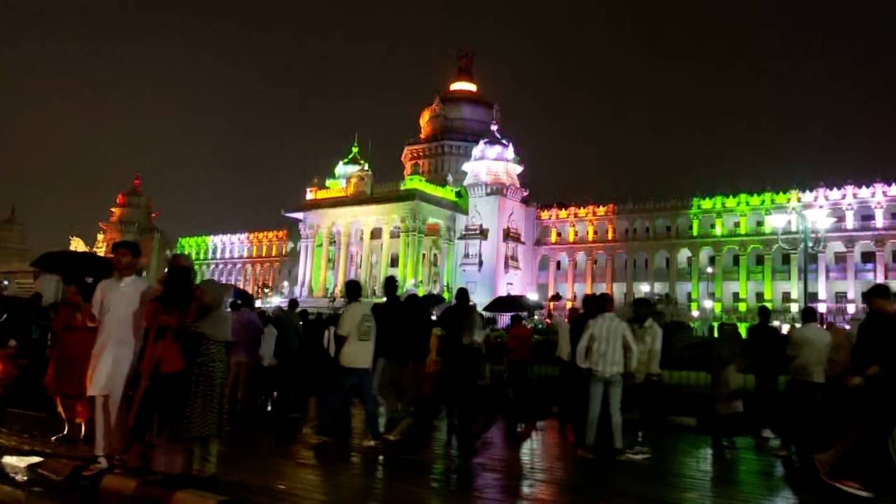 ವಿಧಾನಸೌಧದ ವಿದ್ಯುತ್ ದೀಪಾಲಂಕಾರ ನೋಡಲು ತಂಡೋಪತಂಡವಾಗಿ ಬಂದ ಜನ