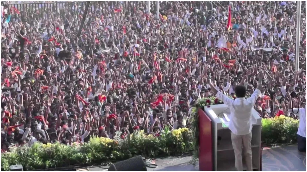 ಅಭಿಮಾನಿಗಳನ್ನು ನೋಡಿ ದಳಪತಿ ವಿಜಯ್ ಅವರು ಭಾವುಕರಾದರು. ಅವರು ವೇದಿಕೆ ಮೇಲೆ ಕಣ್ಣೀರು ಹಾಕಿದ್ದಾರೆ. ಅವರು ತಮಿಳುನಾಡಿನ ಎಲ್ಲಾ 234 ಕ್ಷೇತ್ರಗಳಲ್ಲಿ ಸ್ಪರ್ಧೆ ಮಾಡೋದಾಗಿ ಹೇಳಿಕೆ ನೀಡಿದ್ದಾರೆ. ಯಾವುದೇ ಪಕ್ಷದ ಜೊತೆ ಮೈತ್ರಿ ಇಲ್ಲ ಎಂದಿದ್ದಾರೆ.