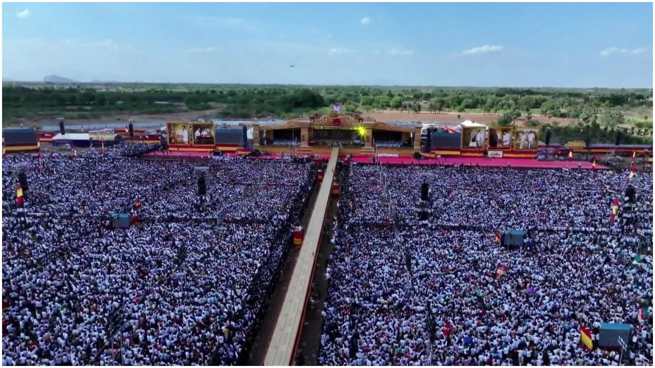 ವಿಜಯ್ ಅವರು ಸಮಾವೇಶದಲ್ಲಿ ಇಷ್ಟು ದೊಡ್ಡ ಸಂಖ್ಯೆಯ ಜನರನ್ನು ಸೇರಿಸಿದ್ದಾರೆ ನಿಜ. ಆದರೆ, ಇದನ್ನು ಅವರು ಮತವಾಗಿ ಬದಲಾಯಿಸಲು ಸಾಧ್ಯವೇ ಎನ್ನುವ ಪ್ರಶ್ನೆ ಮೂಡಿದೆ. ಒಂದೊಮ್ಮೆ ಬಂದವರೆಲ್ಲರೂ ಟಿವಿಕೆಗೆ ಮತ ಹಾಕಿದರೆ ಅವರ ಪಕ್ಷ ಗೆಲ್ಲುವ ಸಾಧ್ಯತೆ ಹೆಚ್ಚಿದೆ.