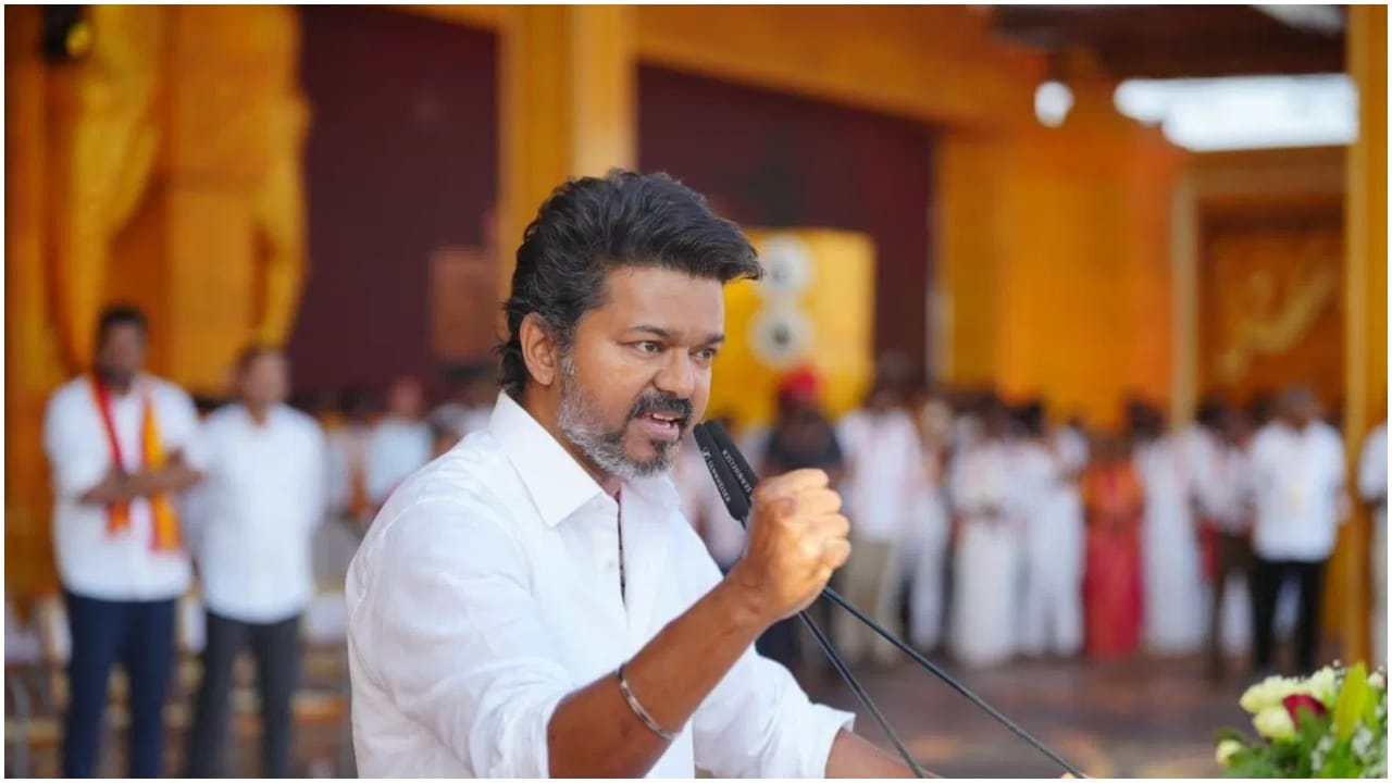 ಪಕ್ಷ ಘೋಷಣೆ ವೇಳೆ ವಿಜಯ್ ಅವರು ದೊಡ್ಡ ಸಮಾವೇಶ ಆಯೋಜನೆ ಮಾಡಿದ್ದರು. ಇದಾದ ಬಳಿಕ ನಡೆದ ಮತ್ತೊಂದು ದೊಡ್ಡ ಸಮಾವೇಶ ಇದಾಗಿದೆ. ಮಧುರೈ ಸಮಾವೇಶದಲ್ಲಿ ಲಕ್ಷಾಂತರ ಸಂಖ್ಯೆಯ ಜನರು ನೆರೆದಿದ್ದರು. ಆ ಫೋಟೋಗಳು ವೈರಲ್ ಆಗಿವೆ. 