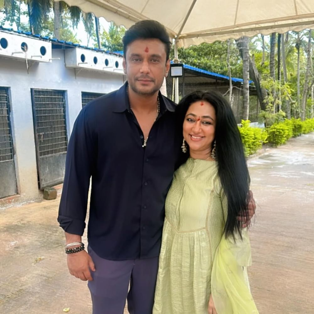 ದರ್ಶನ್ ಇಲ್ಲದೆ ವಿಜಯಲಕ್ಷ್ಮಿ ಅವರು ಗಣೇಶ ಚತುರ್ಥಿ ಆಚರಿಸಿಕೊಳ್ಳುವ ಪರಿಸ್ಥಿತಿ ಬಂದಿದೆ. ದರ್ಶನ್ ಅವರು ರೇಣುಕಾಸ್ವಾಮಿ ಕೊಲೆ ಕೇಸ್​ನಲ್ಲಿ ಜೈಲಿನಲ್ಲಿ ಇದ್ದಾರೆ. 