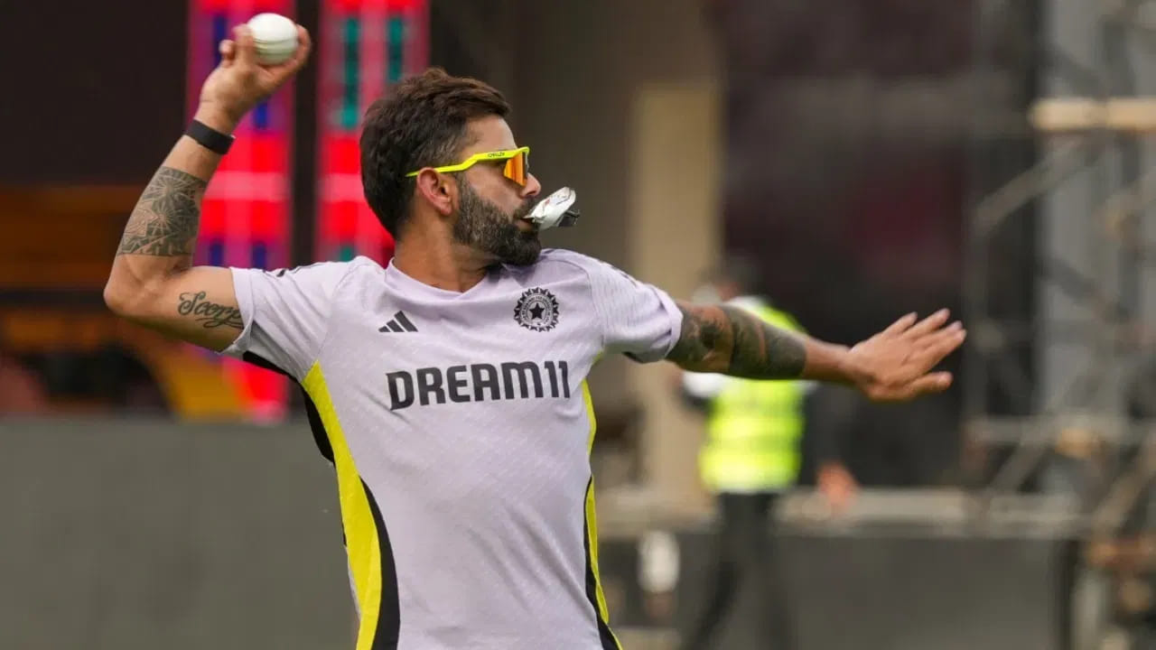 ಇದೀಗ ಅಭಿಮಾನಿಗಳು ಸಂತಸ ಪಡುವ ಮಾಹಿತಿಯೊಂದು ಲಂಡನ್​ನಿಂದ ಹೊರಬಿದ್ದಿದ್ದು, ಮುಂಬರುವ ಏಕದಿನ ಸರಣಿಗಾಗಿ ವಿರಾಟ್ ಕೊಹ್ಲಿ ಅಭ್ಯಾಸ ಆರಂಭಿಸಿದ್ದಾರೆ. ವಾಸ್ತವವಾಗಿ ಟೀಂ ಇಂಡಿಯಾ ಏಕದಿನ ಸರಣಿಗಾಗಿ ಆಸ್ಟ್ರೇಲಿಯಾ ಪ್ರವಾಸ ಮಾಡಲಿದೆ. ಹೀಗಾಗಿ ಈ ಸರಣಿಗಾಗಿ ವಿರಾಟ್ ಕೊಹ್ಲಿ ಐತಿಹಾಸಿಕ ಲಾರ್ಡ್ಸ್‌ನಲ್ಲಿ ಅಭ್ಯಾಸ ಆರಂಭಿಸಿದ್ದಾರೆ.
