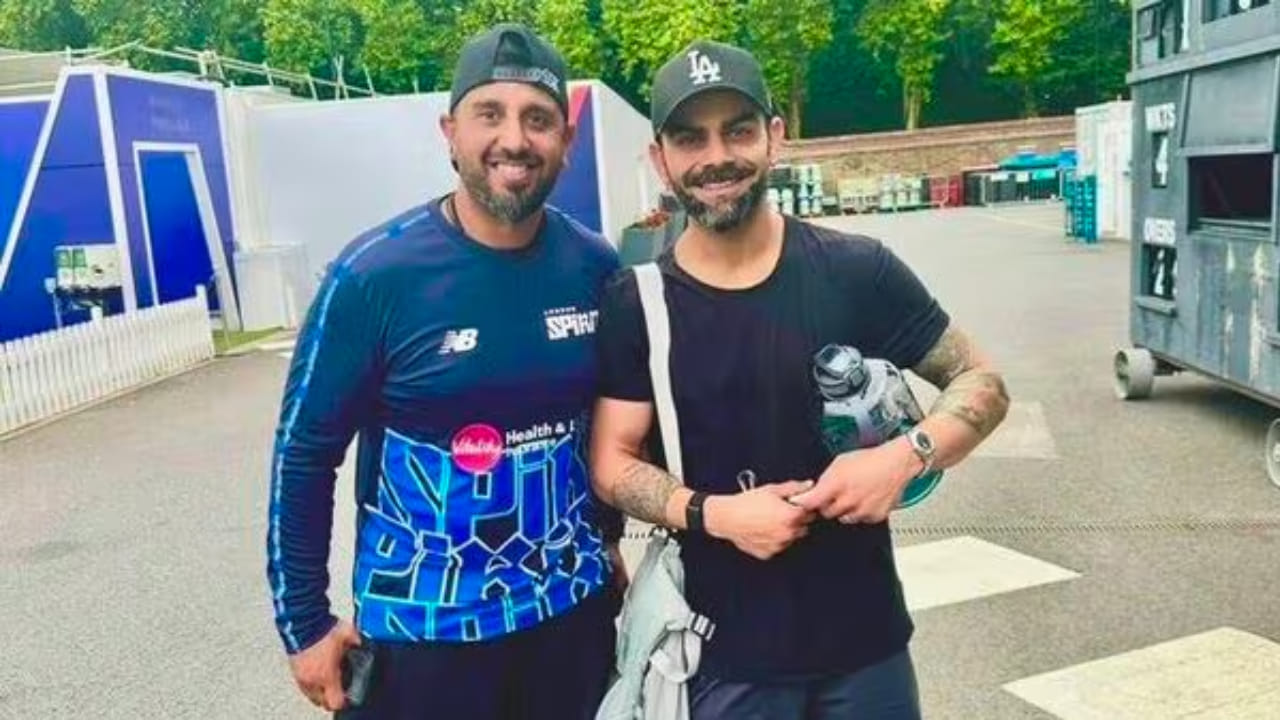 ಆಟದಿಂದ ದೂರವಿದ್ದರೂ ವಿರಾಟ್ ಕೊಹ್ಲಿ ಅಂತಾರಾಷ್ಟ್ರೀಯ ಕ್ರಿಕೆಟ್‌ಗೆ ಸಿದ್ಧರಾಗುತ್ತಿದ್ದಾರೆ ಮತ್ತು ಅಭ್ಯಾಸದತ್ತ ಗಮನ ಹರಿಸುತ್ತಿದ್ದಾರೆ. ಲಾರ್ಡ್ಸ್‌ನಲ್ಲಿ ಅಭ್ಯಾಸ ಮಾಡಿದ ನಂತರ, ಅವರು ಅಭಿಮಾನಿಗಳನ್ನು ಭೇಟಿ ಮಾಡಿ ಫೋಟೋಗಳಿಗೆ ಪೋಸ್ ನೀಡಿದ್ದಾರೆ.