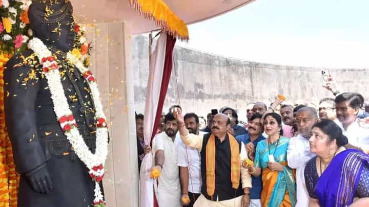 ಮೈಸೂರಿನಲ್ಲಿ ವಿಷ್ಣು ಸ್ಮಾರಕ ನಿರ್ಮಾಣಕ್ಕೆ ಕುಟುಂಬ ಒಪ್ಪಿದ್ದೇಕೆ? ಮೈಸೂರಿನಲ್ಲಿ ವಿಷ್ಣು ಸ್ಮಾರಕ ನಿರ್ಮಾಣಕ್ಕೆ ಕುಟುಂಬ ಒಪ್ಪಿದ್ದೇಕೆ?