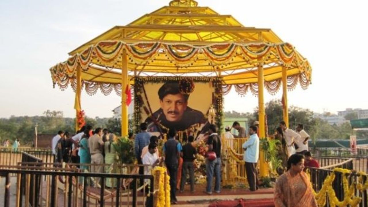 ವಿಷ್ಣುವರ್ಧನ್ ಸಮಾಧಿ ನೆಲಸಮ, ಅಭಿಮಾನಿಗಳ ಆಕ್ರೋಶ: ವಿಡಿಯೋ ವಿಷ್ಣುವರ್ಧನ್ ಸಮಾಧಿ ನೆಲಸಮ, ಅಭಿಮಾನಿಗಳ ಆಕ್ರೋಶ: ವಿಡಿಯೋ