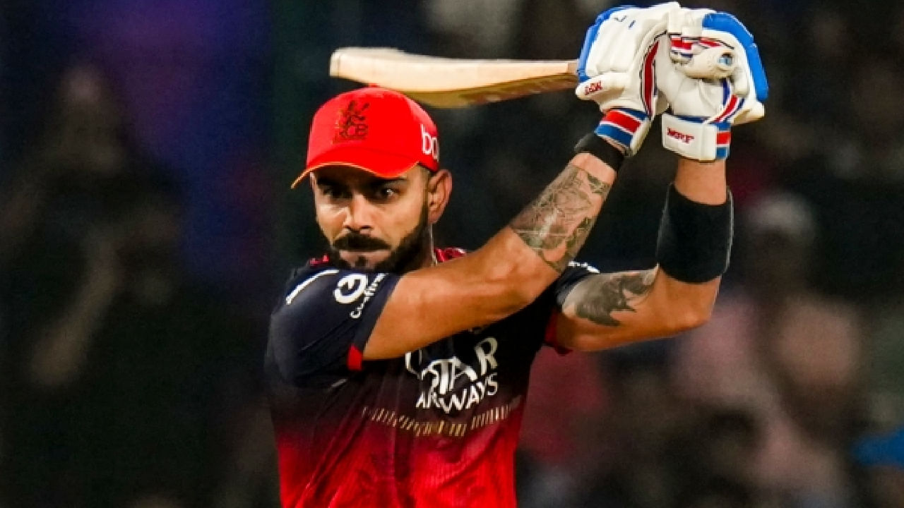 ಇನ್ನು 5 ಫೋರ್​ಗಳನ್ನು ಬಾರಿಸಿದರೆ ಜೋಸ್ ಬಟ್ಲರ್ ಈ ಪಟ್ಟಿಯಲ್ಲಿ 4ನೇ ಸ್ಥಾನಕ್ಕೇರಬಹುದು. ಸದ್ಯ ನಾಲ್ಕನೇ ಸ್ಥಾನದಲ್ಲಿ ವಿರಾಟ್ ಕೊಹ್ಲಿ ಇದ್ದಾರೆ. ಟಿ20 ಕ್ರಿಕೆಟ್​ನಲ್ಲಿ 397 ಇನಿಂಗ್ಸ್ ಆಡಿರುವ ಕಿಂಗ್ ಕೊಹ್ಲಿ ಈವರೆಗೆ 1210 ಫೋರ್​ಗಳನ್ನು ಬಾರಿಸಿದ್ದಾರೆ. 