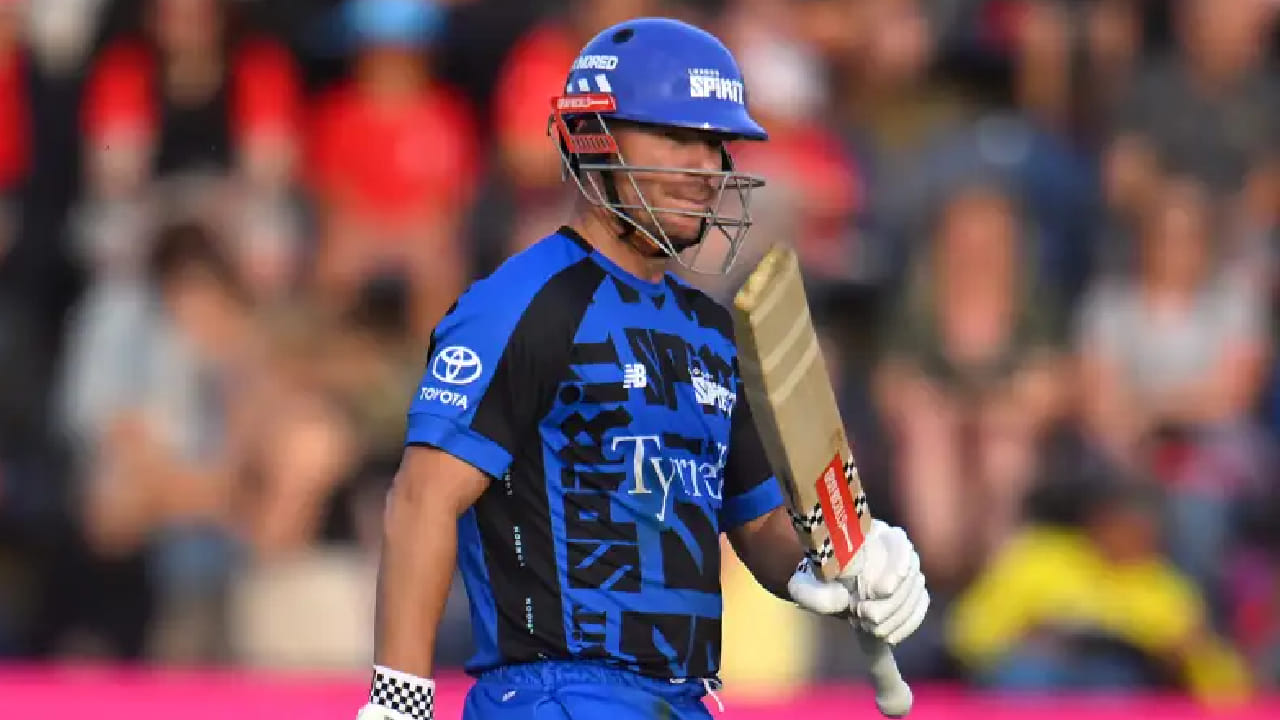 ಈ 71 ರನ್​ಗಳೊಂದಿಗೆ ಡೇವಿಡ್ ವಾರ್ನರ್ ಟಿ20 ಕ್ರಿಕೆಟ್ ಇತಿಹಾಸದಲ್ಲೇ ಆಸ್ಟ್ರೇಲಿಯಾ ಪರ ಅತ್ಯಧಿಕ ರನ್​ಗಳಿಸಿದ ಬ್ಯಾಟರ್ ಎನಿಸಿಕೊಂಡಿದ್ದಾರೆ. ಈವರೆಗೆ 418 ಟಿ20 ಇನಿಂಗ್ಸ್ ಆಡಿರುವ ವಾರ್ನರ್ ಒಟ್ಟು 13545 ರನ್ ಕಲೆಹಾಕಿದ್ದು, ಈ ಮೂಲಕ ಟಿ20 ರನ್ ಸರದಾರರ ಪಟ್ಟಿಯಲ್ಲಿ ಟಾಪ್-5 ಗೆ ಎಂಟ್ರಿ ಕೊಟ್ಟಿದ್ದಾರೆ.