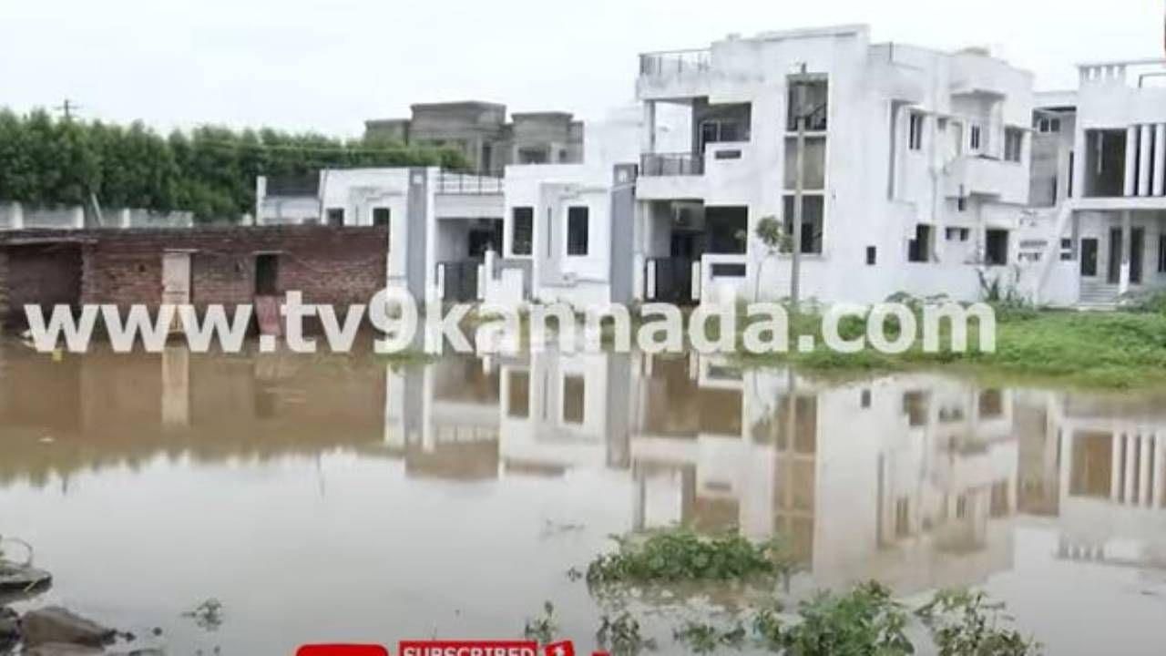 ವಿಜಯಪುರದಲ್ಲಿ ಭಾರೀ ಮಳೆ, ಹೊರವಲಯದ ಮನೆಗಳಿಗೆ ನುಗ್ಗಿದ ನೀರು, ಅವೈಜ್ಞಾನಿಕ ಕಾಮಗಾರಿಯ ದೂರು ವಿಜಯಪುರದಲ್ಲಿ ಭಾರೀ ಮಳೆ, ಹೊರವಲಯದ ಮನೆಗಳಿಗೆ ನುಗ್ಗಿದ ನೀರು, ಅವೈಜ್ಞಾನಿಕ ಕಾಮಗಾರಿಯ ದೂರು