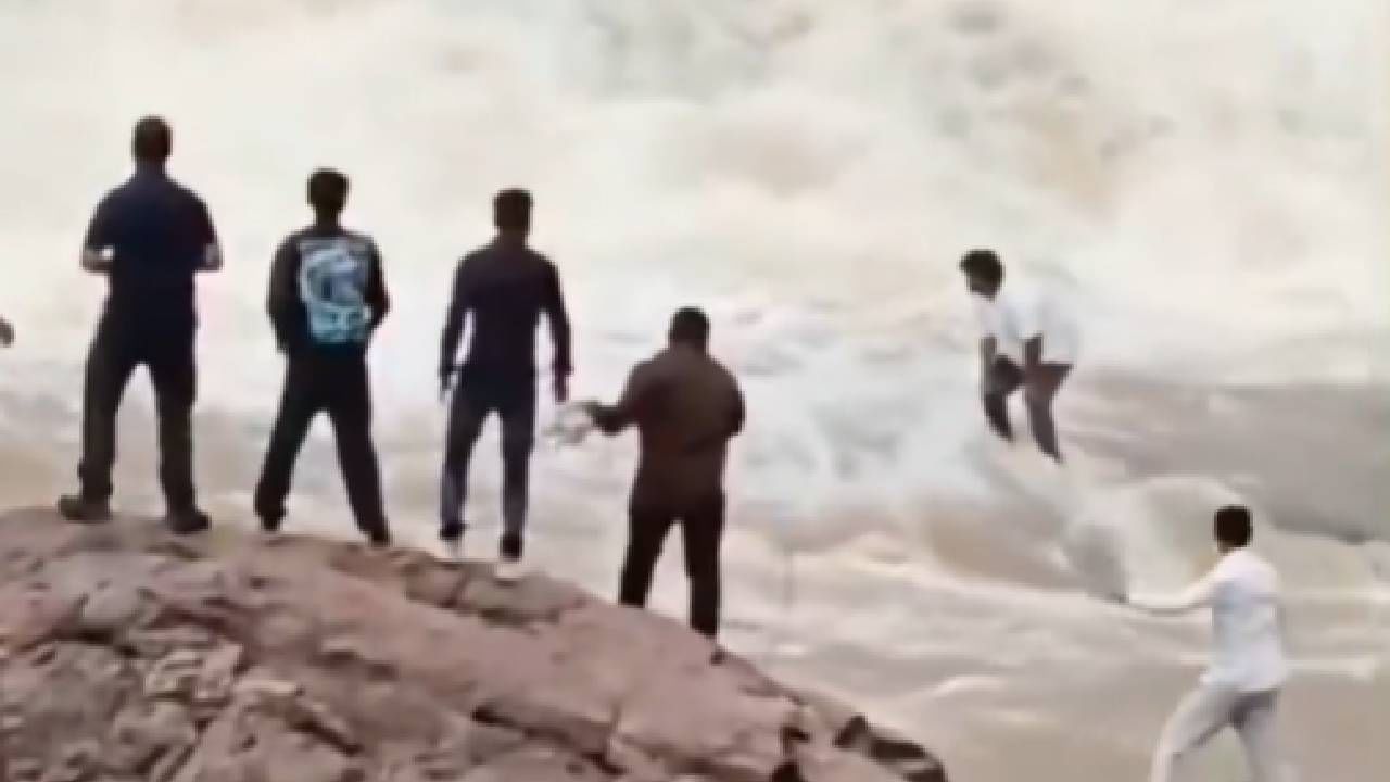 Video: ರೀಲ್ಸ್​ ಮಾಡಲು ಹೋಗಿ ನೀರಿನಲ್ಲಿ ಕೊಚ್ಚಿ ಹೋದ ಯೂಟ್ಯೂಬರ್