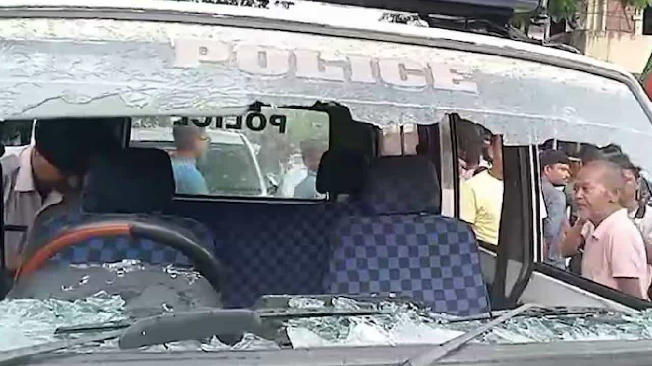 Video: ಪಶ್ಚಿಮ ಬಂಗಾಳದ ವಿಪಕ್ಷ ನಾಯಕ ಸುವೇಂದು ಅಧಿಕಾರಿ ಬೆಂಗಾವಲು ವಾಹನದ ಮೇಲೆ ದಾಳಿ Video: ಪಶ್ಚಿಮ ಬಂಗಾಳದ ವಿಪಕ್ಷ ನಾಯಕ ಸುವೇಂದು ಅಧಿಕಾರಿ ಬೆಂಗಾವಲು ವಾಹನದ ಮೇಲೆ ದಾಳಿ