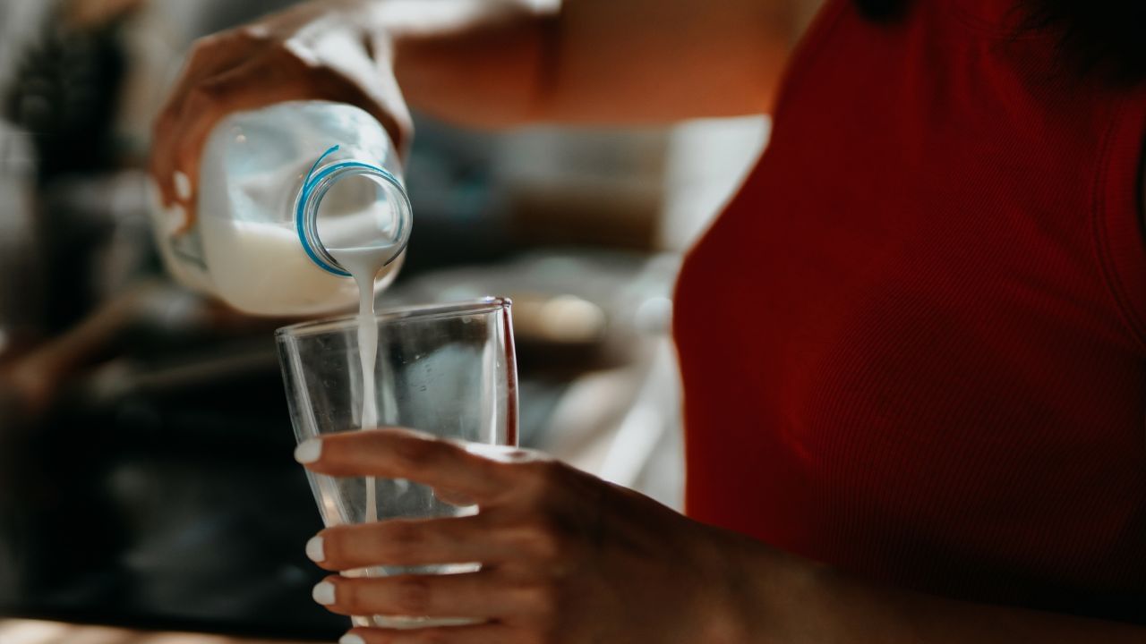 ಹಾಲು ಕುಡಿದ ನಂತರ ನೀವೂ ಹೀಗೆ ಮಾಡ್ತೀರಾ? ಹಾಗಿದ್ರೆ ನೀವೊಮ್ಮೆ ಈ ಸ್ಟೋರಿ ಓದಲೇ ಬೇಕು