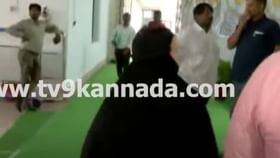 ಮಹಿಳೆಯ ಪ್ರಶ್ನೆಗೆ ಉತ್ತರ ಕೊಡಲಾಗದ ಸಿಟಿ ರವಿ ಸ್ಥಳದಿಂದ ನಿರ್ಗಮಿಸಿದರು! ಮಹಿಳೆಯ ಪ್ರಶ್ನೆಗೆ ಉತ್ತರ ಕೊಡಲಾಗದ ಸಿಟಿ ರವಿ ಸ್ಥಳದಿಂದ ನಿರ್ಗಮಿಸಿದರು!